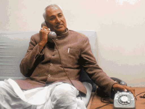 हरियाणा के पूर्व CM ओम प्रकाश चौटाला धोती-कुर्ता पहनते थे। उनके सिर पर गहरे हरे रंग की तुर्रे वाली पगड़ी रहती थी।