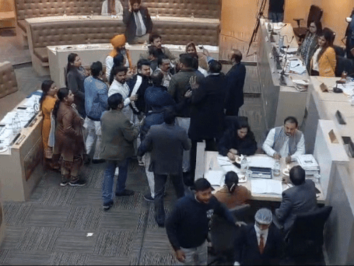 नगर निगम की हाउस मीटिंग के दौरान 'वोट चोर' का पोस्टर छीनते वक्त आपस में बहस करते कांग्रेस और भाजपा के पार्षद। इस दौरान वे एक-दूसरे को धमकाते हुए भी दिखे।