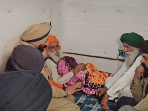9 दिसंबर को पटियाला रेंज के DIG मनदीप सिद्धू खनौरी बॉर्डर पर जगजीत सिंह डल्लेवाल से मिलने पहुंचे।