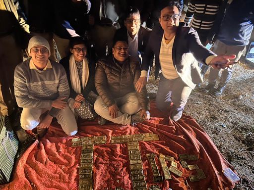 आयकर विभाग ने भोपाल में एक कार से 52 किलो सोना और 11 करोड़ कैश बरामद किया था।