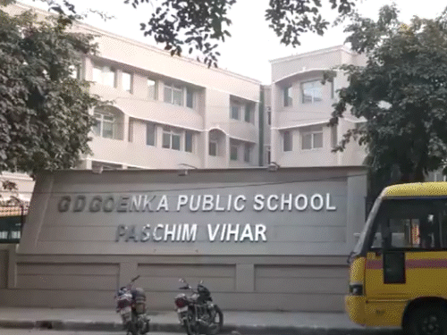 स्कूलों को बम की धमकी मिलने के बाद बच्चों को वापस घर भेज दिया गया। - Dainik Bhaskar