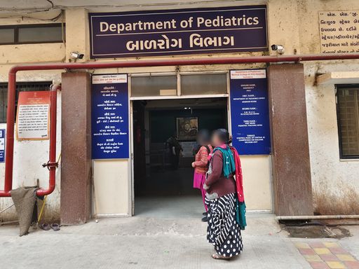 प्राथमिक उपचार के लिए बच्ची को भरूच के अस्पताल में भर्ती करवाया गया था।