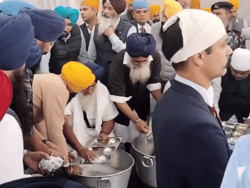 सुखबीर बादल को सजा सुनाए जाने और उन पर हमले के बाद ये पहली बैठक है।