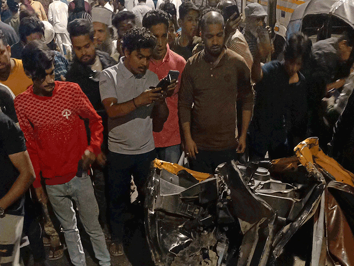 BEST की यह बस कुर्ला से अंधेरी जा रही थी। कुर्ला स्टेशन रोड पर ब्रेक फेल होने की वजह से हादसा हुआ। - Dainik Bhaskar