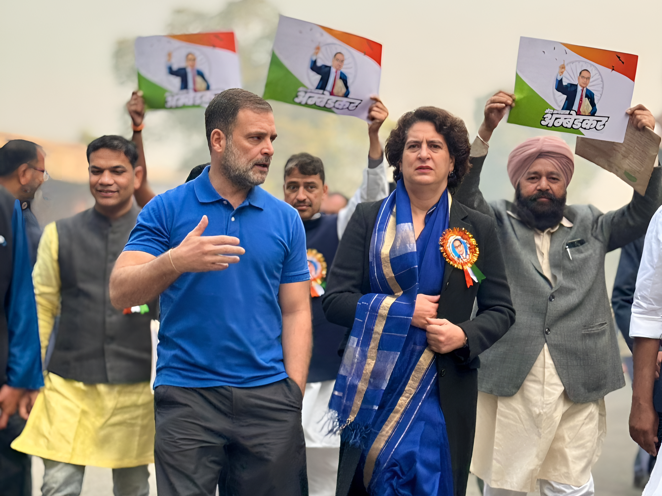 राहुल और प्रियंका नीले रंग के कपड़े पहनकर गुरुवार को संसद पहुंचे। उन्होंने शाह की बाबा साहेब पर टिप्पणी को लेकर प्रदर्शन किया। - Dainik Bhaskar