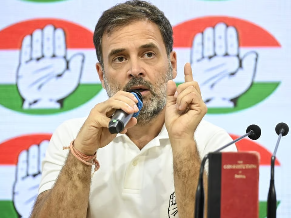 राहुल गांधी ने कहा कि पूंजीपतियों को छूट दी जा रही है, जबकि आम लोगों को लूटा जा रहा है। (फाइल फोटो) - Dainik Bhaskar