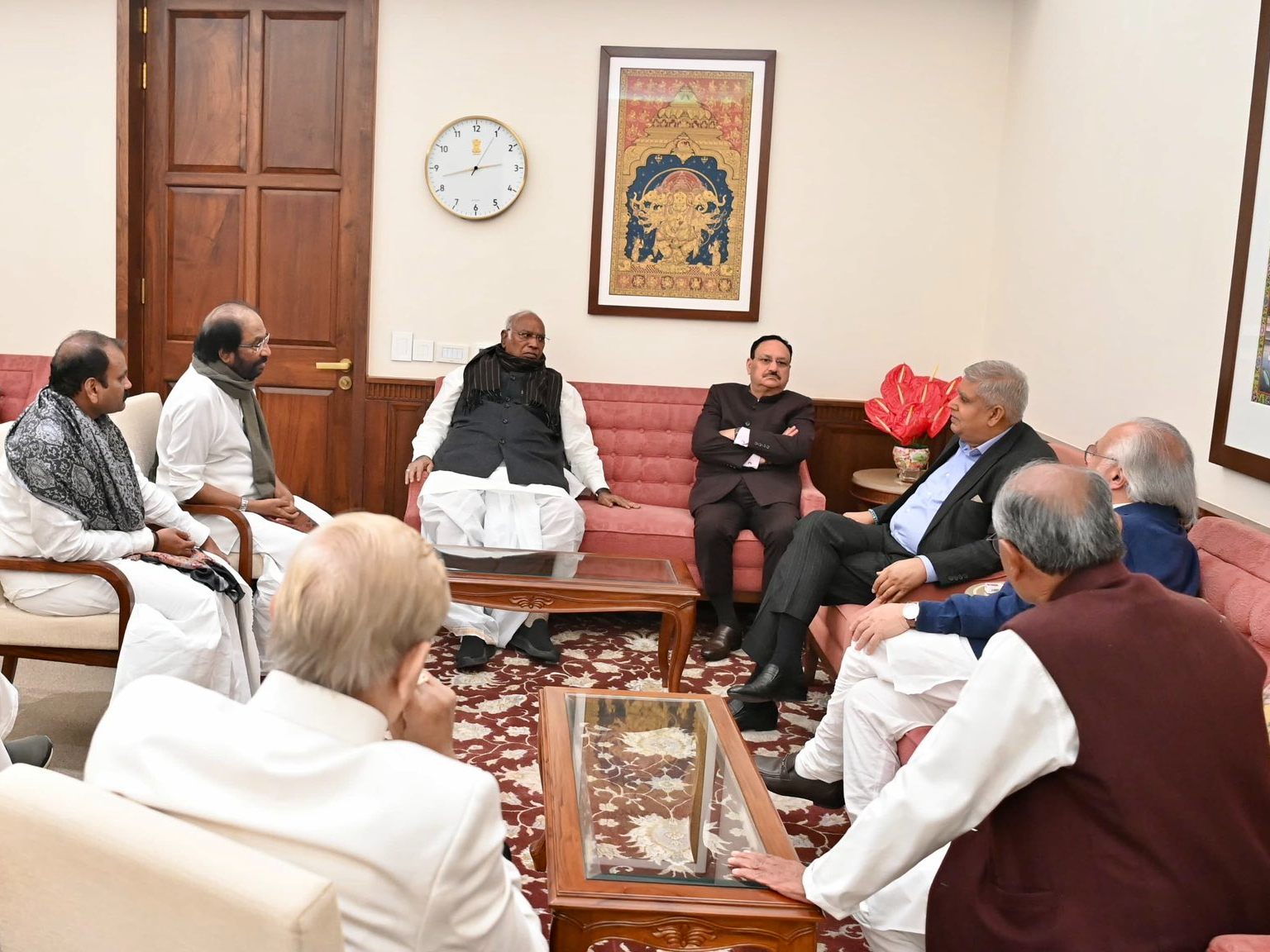संसद सत्र में हंगामे के बीच उपराष्ट्रपति जगदीप धनखड़ ने सोमवार को एक सर्वदलीय बैठक की। - Dainik Bhaskar