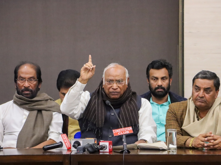 राज्यसभा में नेता प्रतिपक्ष और कांग्रेस अध्यक्ष मल्लिकार्जुन खड़गे ने बुधवार को सभापति जगदीप धनखड़ के खिलाफ नो-कॉन्फिडेंस मोशन को लेकर प्रेस कॉन्फ्रेंस की। - Dainik Bhaskar