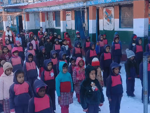 सिरमौर जिला के सेंटर प्राइमरी स्कूल हरिपुरधार में बर्फ के बीच प्रार्थना करते हुए बच्चे।