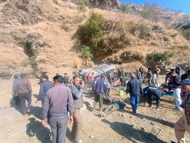 हिमाचल के आनी में आज सुबह दुर्घटनाग्रस्त प्राइवेट बस और राहत एवं बचाव कार्य में जुटे लोग