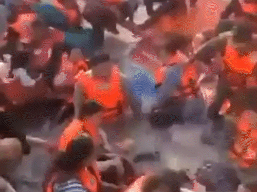 मुंबई नाव हादसे का नया वीडियो सामने आया है। इसमें समुद्र में डूब रहे लोगों को चीखते और चिल्लाते सुना जा सकता है। - Dainik Bhaskar