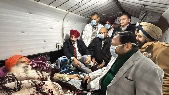 Veteran farmer leader Jagjit Singh Dallewal, who is fast-unto-death, being checked by doctors. (HT photo)(HT_PRINT)