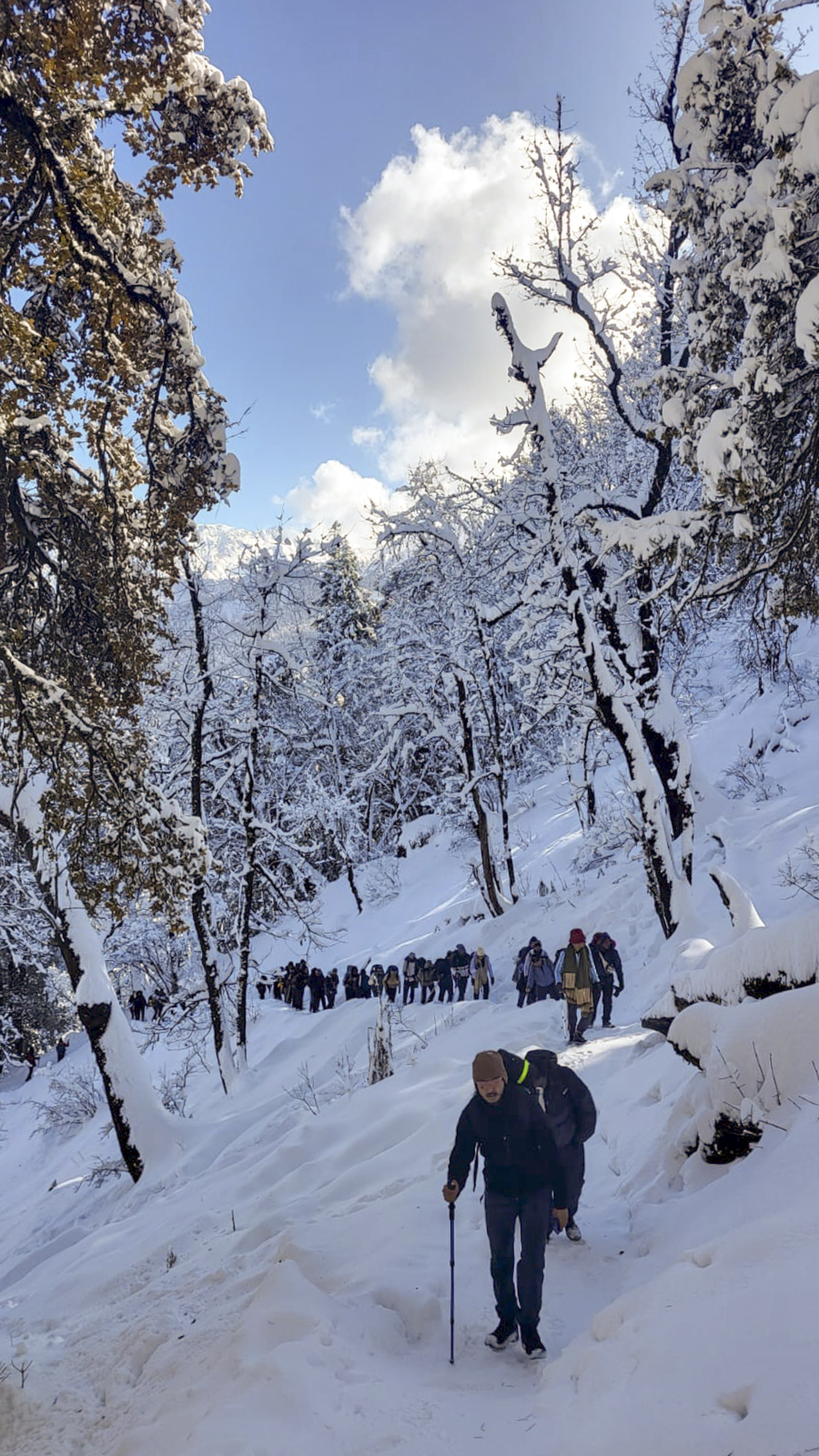 उत्तरकाशी में नया साल मनाने मंगलवार को यहां पहुंचे पर्यटक।