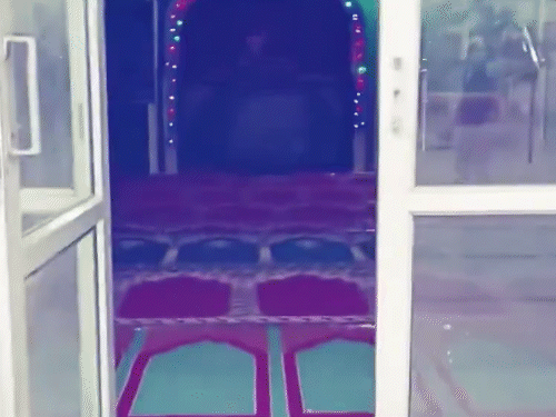 यह मस्जिद के भीतर की तस्वीर है।