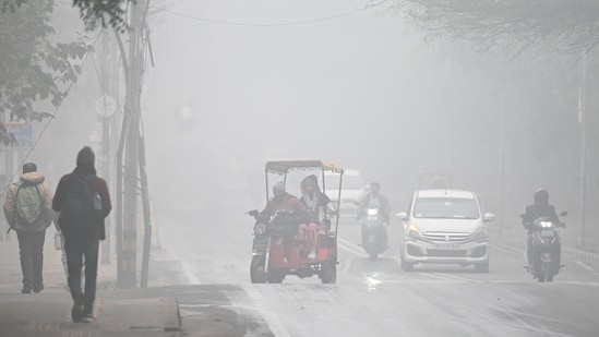 Delhi's primary weather station, Safdarjung, recorded eight hours of zero visibility on Saturday.(Hindustan Times)