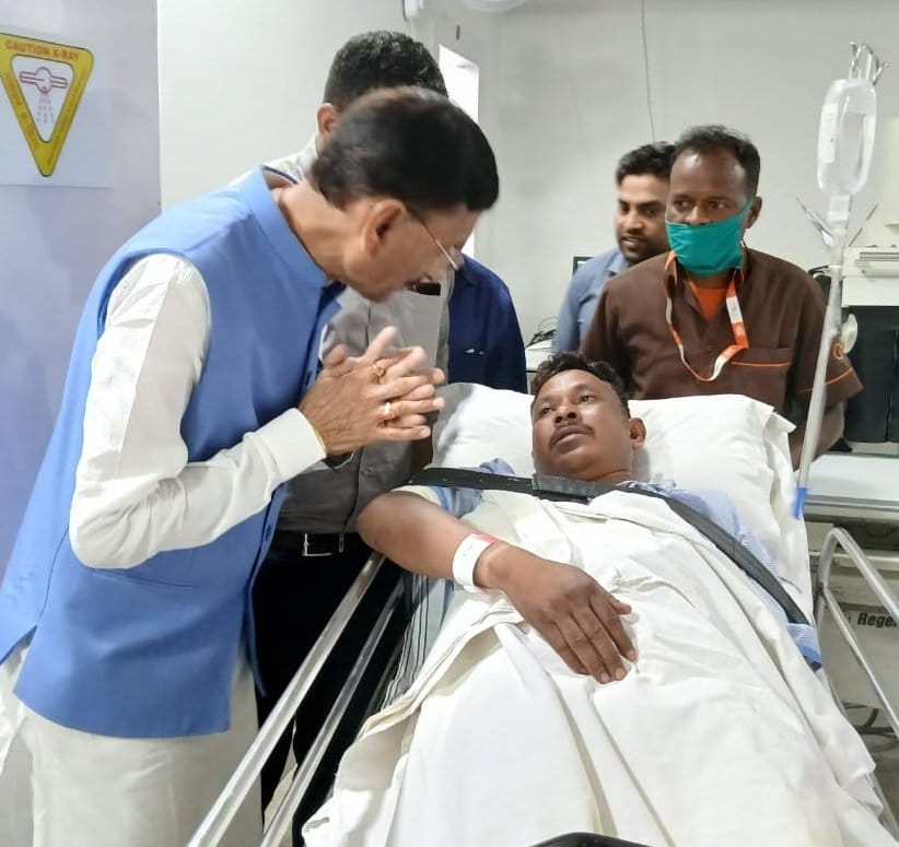 राज अस्पताल में घायल जवान से मिलते सांसद संजय सेठ