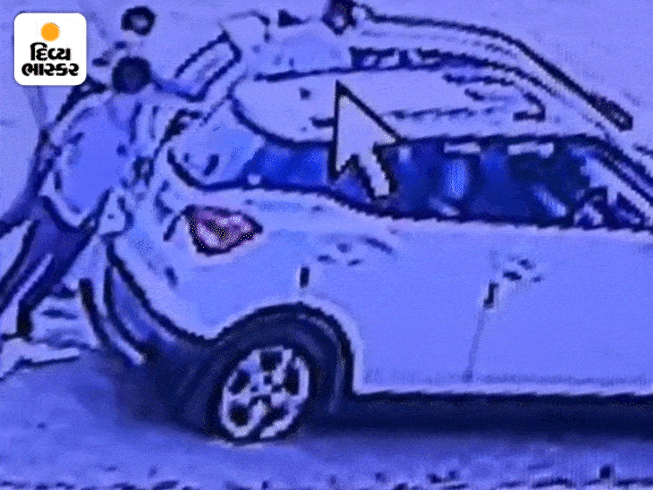 नीलेशभाई भालोड़ी कार से नकदी से भरे बैग लूट लिए।