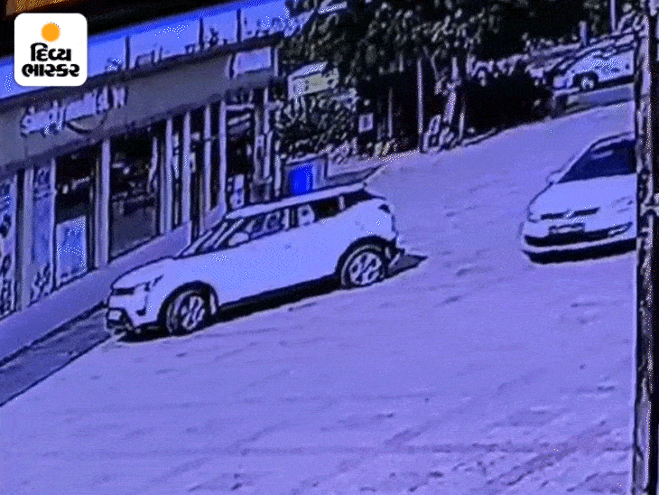नीलेश भाई लुटेरों की कार को रोकने की कोशिश करते नजर आए।