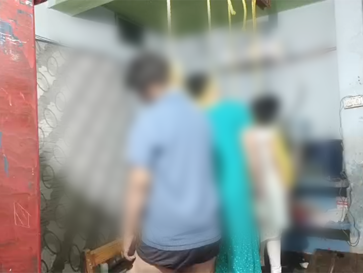 एक कमरे में फंदे से लटकता मिला पूरे परिवार का शव।
