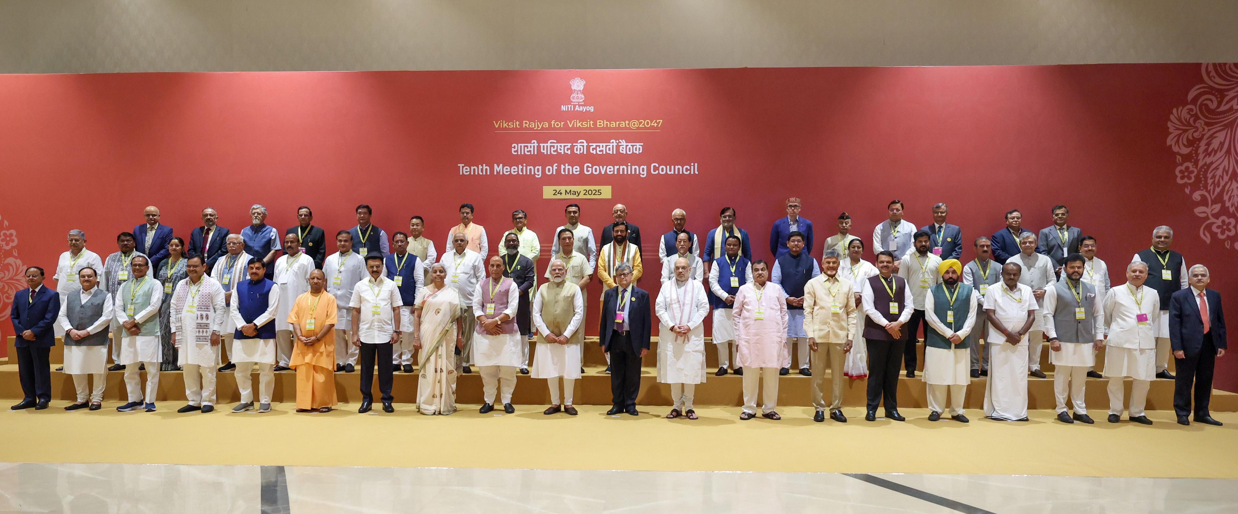 Prime Minister Narendra Modi with union ministers, chief ministers and administrators of various states and UTs during the 10th Governing Council meeting of the Niti Aayog in New Delhi.(Hindustan Times) Prime Minister Narendra Modi with union ministers, chief ministers and administrators of various states and UTs during the 10th Governing Council meeting of the Niti Aayog in New Delhi.(Hindustan Times)
