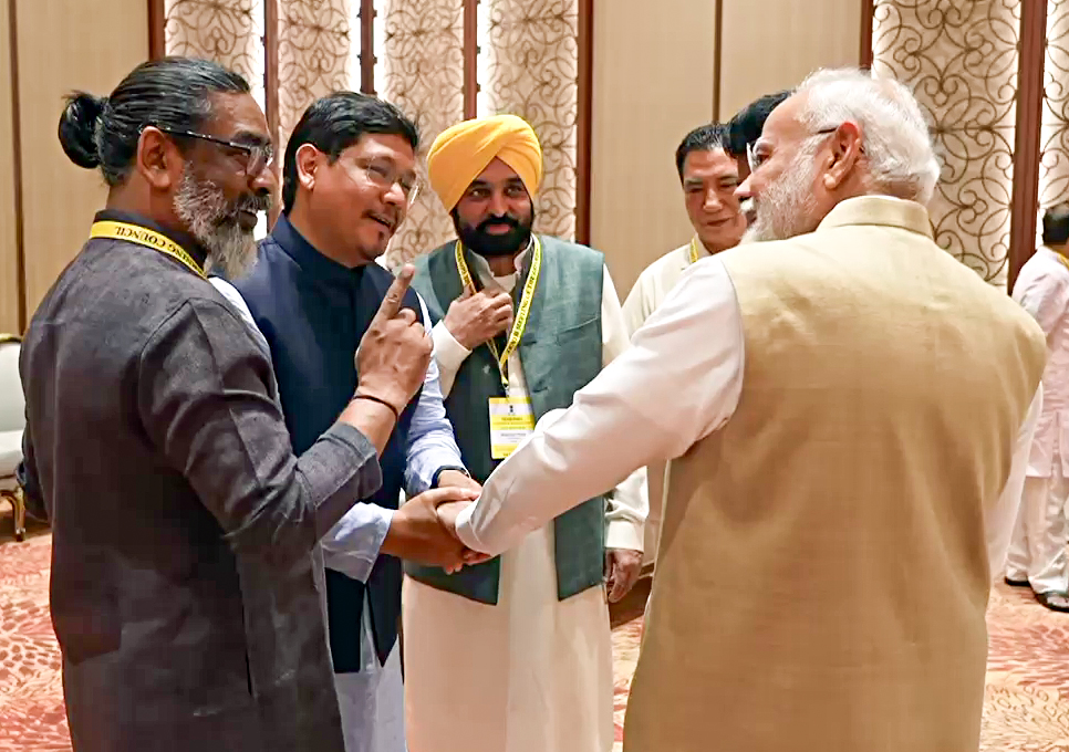 Prime Minister Narendra Modi with Punjab chief minister Bhagwant Mann, Jharkhand chief minister Hemant Soren, Meghalaya CM Conrad Sangma and Telangana chief minister Revanth Reddy during the 10th NITI Aayog Governing Council Meeting at Bharat Mandapam in New Delhi on Saturday.(ANI ) Prime Minister Narendra Modi with Punjab chief minister Bhagwant Mann, Jharkhand chief minister Hemant Soren, Meghalaya CM Conrad Sangma and Telangana chief minister Revanth Reddy during the 10th NITI Aayog Governing Council Meeting at Bharat Mandapam in New Delhi on Saturday.(ANI )