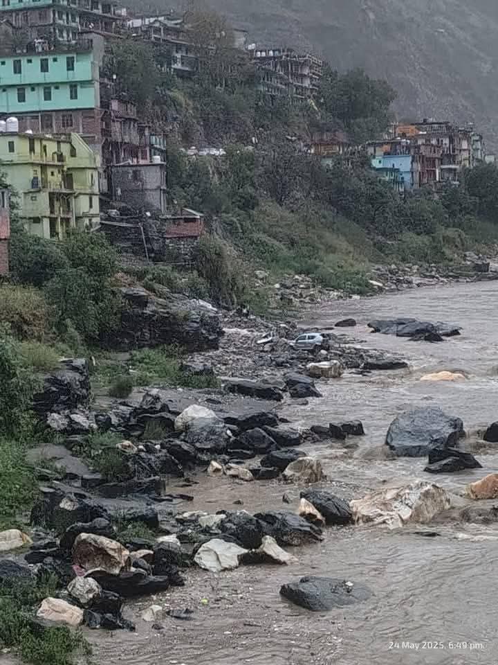 कुल्लू में बादल फटने के बाद सतलुज नदी का जलस्तर बढ़ गया।