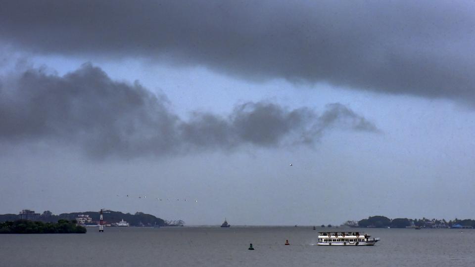 Dark clouds cover the skyline, in Kochi of Ernakilam district in Kerala on Saturday.(HT Photo) Dark clouds cover the skyline, in Kochi of Ernakilam district in Kerala on Saturday.(HT Photo)