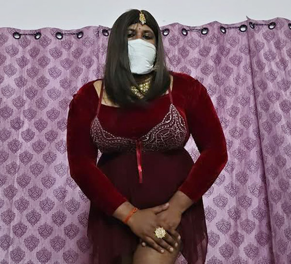 पत्नी का दावा- इस वीडियो में दिख रहा पर्दा उसके सरकारी आवास का।