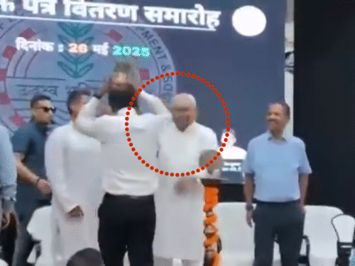 गमला सिर से हटाकर जाते ACS।