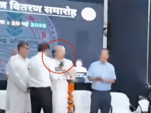ACS के सिर पर गमला रखते मुख्यमंत्री।