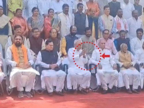 फोटो विधानमंडल के परिसर की है, जब विधान परिषद के सदस्यों का फोटो सेशन हुआ। तब नीतीश कुमार हाथ जोड़ने लगे।