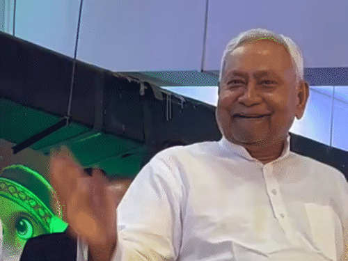 कुछ देर बाद फिर राष्ट्रगान शुरू हुआ तो हाथ जोड़कर पत्रकारों का अभिवादन करते दिखे।