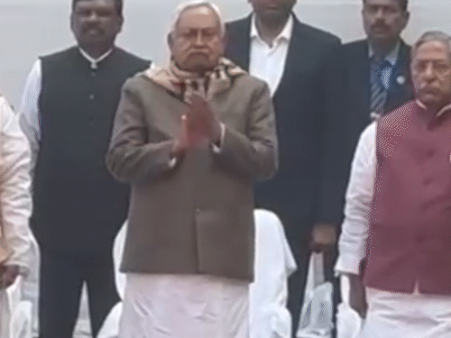 महात्मा गांधी की श्रद्धांजलि सभा में ताली बजाते CM नीतीश।