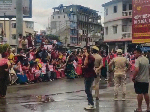 राजभवन के बाहर प्रदर्शनकारियों को पुलिस ने रोक दिया।