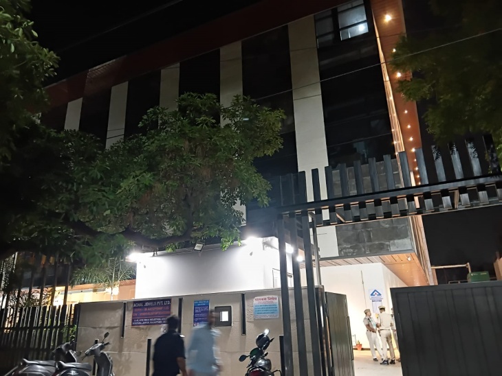 जयपुर के सीतापुरा इंडस्ट्रियल एरिया स्थित इसी अचल ज्वैल्स के सेप्टिक टैंक में दम घुटने से 4 युवकों ने दम तोड़ दिया।