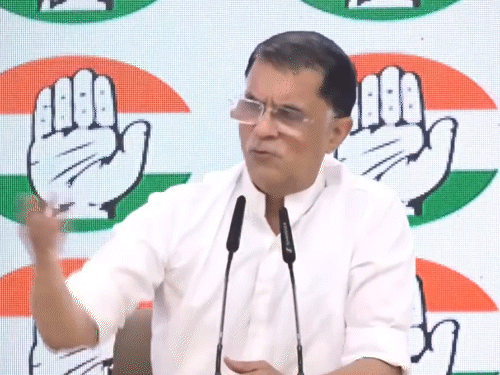 पवन खेड़ा ने कहा कि मोदी सरकार के ट्रोल्स की वजह से हम दुनिया भर में अलग-थलग हुए हैं।