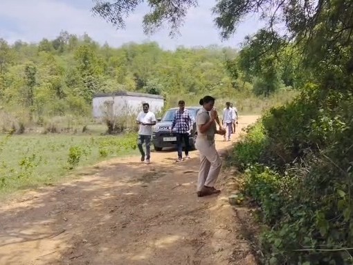 बलगांव पुलिस मौके पर पहुंची और अज्ञात नक्सलियों के खिलाफ मामला दर्ज किया। ड्राइवर से पूछताछ की।