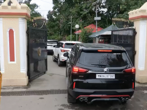यह तस्वीर राज्यपाल से मिलने के लिए राजभवन में गए विधायकों की गाड़ियों की है।