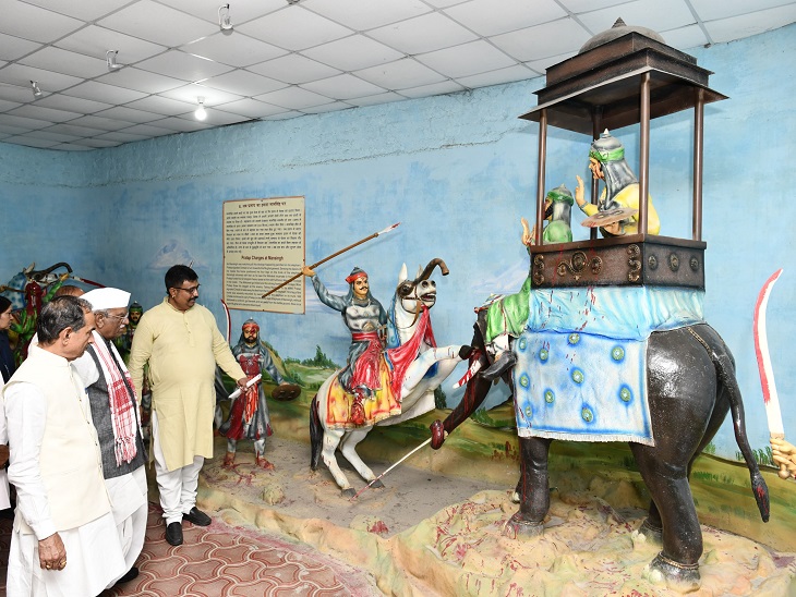 राज्यपाल हरिभाऊ किसनराव बागडे ने बुधवार को प्रताप गौरव केंद्र में महाराणा प्रताप के जीवन से जुड़ी और भी कई जानकारियां लीं।