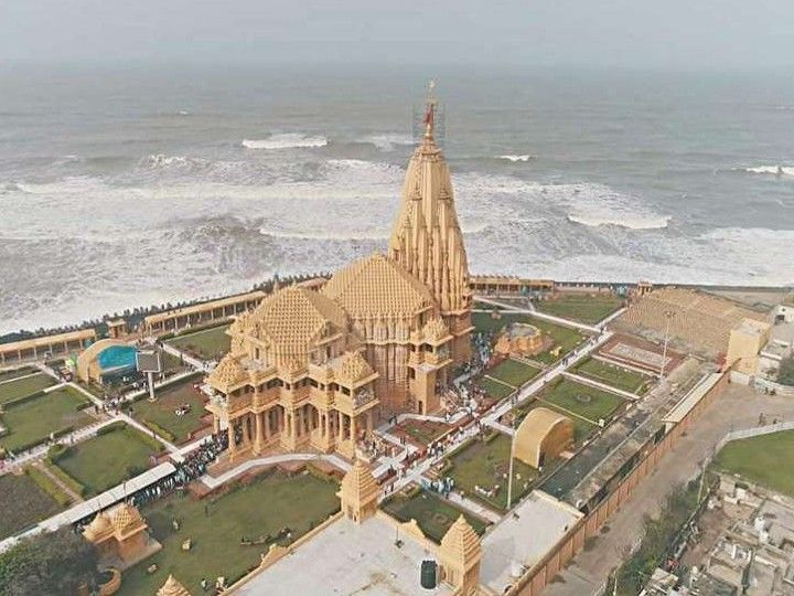 सोमनाथ मंदिर गुजरात में गिर-सोमनाथ जिले के वेरावल शहर में अरब सागर किनारे स्थित है।