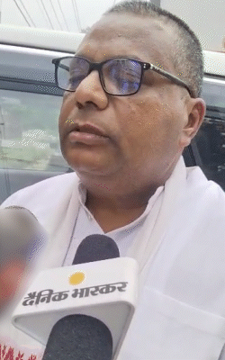 पिता संजय द्विवेदी ने पीएम मोदी के साथ हुई बातचीत दैनिक भास्कर से साझा की।