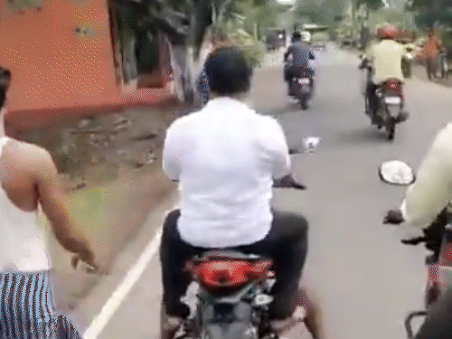 शनिवार सुबह आरोपी साली का कटा सिर बसंती इलाके में घूमता दिखा। उसके पीछे कुछ लोग भी नजर आए।