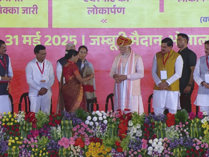 मीनाक्षी ढाकले ने हैंडलूम से बनाई महेश्वरी शॉल पीएम को भेंट की।