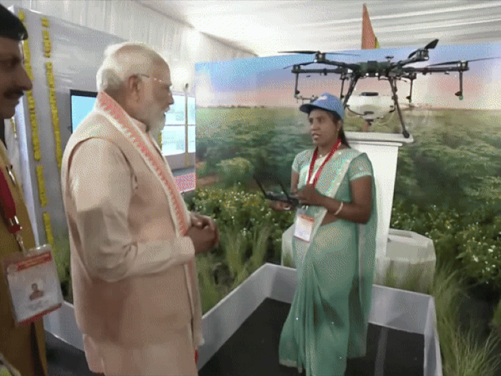 नमो ड्रोन दीदी कविता चौहान से बातचीत करते पीएम मोदी
