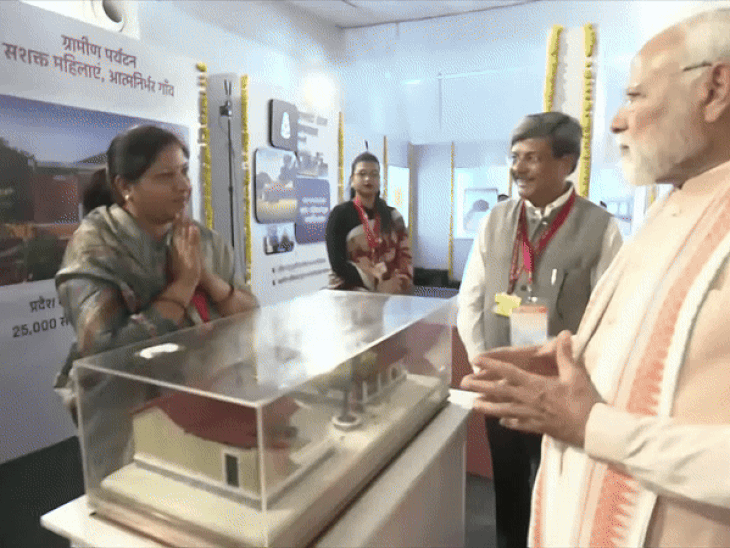 टूरिस्ट विलेज लाड़पुरा में होम स्टे संचालन करने वाली उमा पाठक से पीएम ने जानकारी ली।