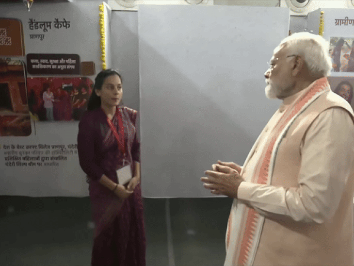 क्राफ्ट विलेज प्राणपुर में हैंडलूम कैफे संचालक दीक्षा राजा बुंदेला से चर्चा करते पीएम मोदी।