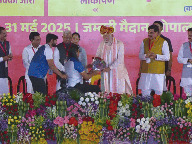 पैरालंपिक प्राची यादव ने पीएम मोदी का मंच पर स्वागत किया।