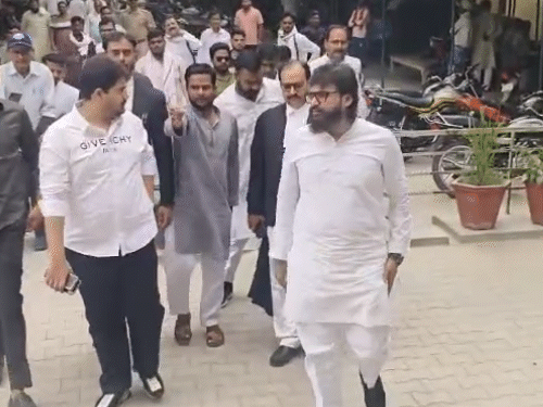 अब्बास ने कोर्ट परिसर में पहुंचते ही अपने समर्थकों का हाथ जोड़कर अभिवादन किया।