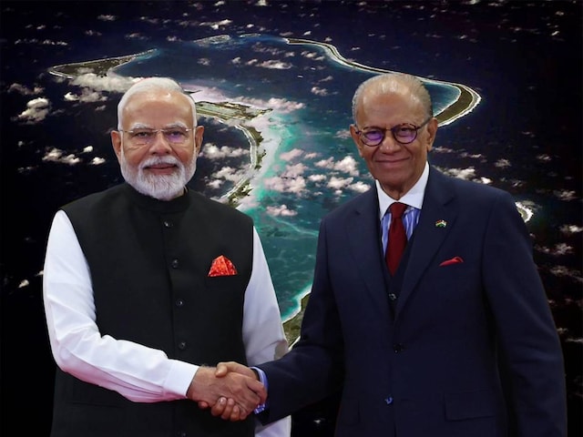 60 साल बाद UK ने सौंपा, मॉरीशस को चागोस वापस दिलाने में PM मोदी का बड़ा रोल 60 साल बाद UK ने सौंपा, मॉरीशस को चागोस वापस दिलाने में PM मोदी का बड़ा रोल