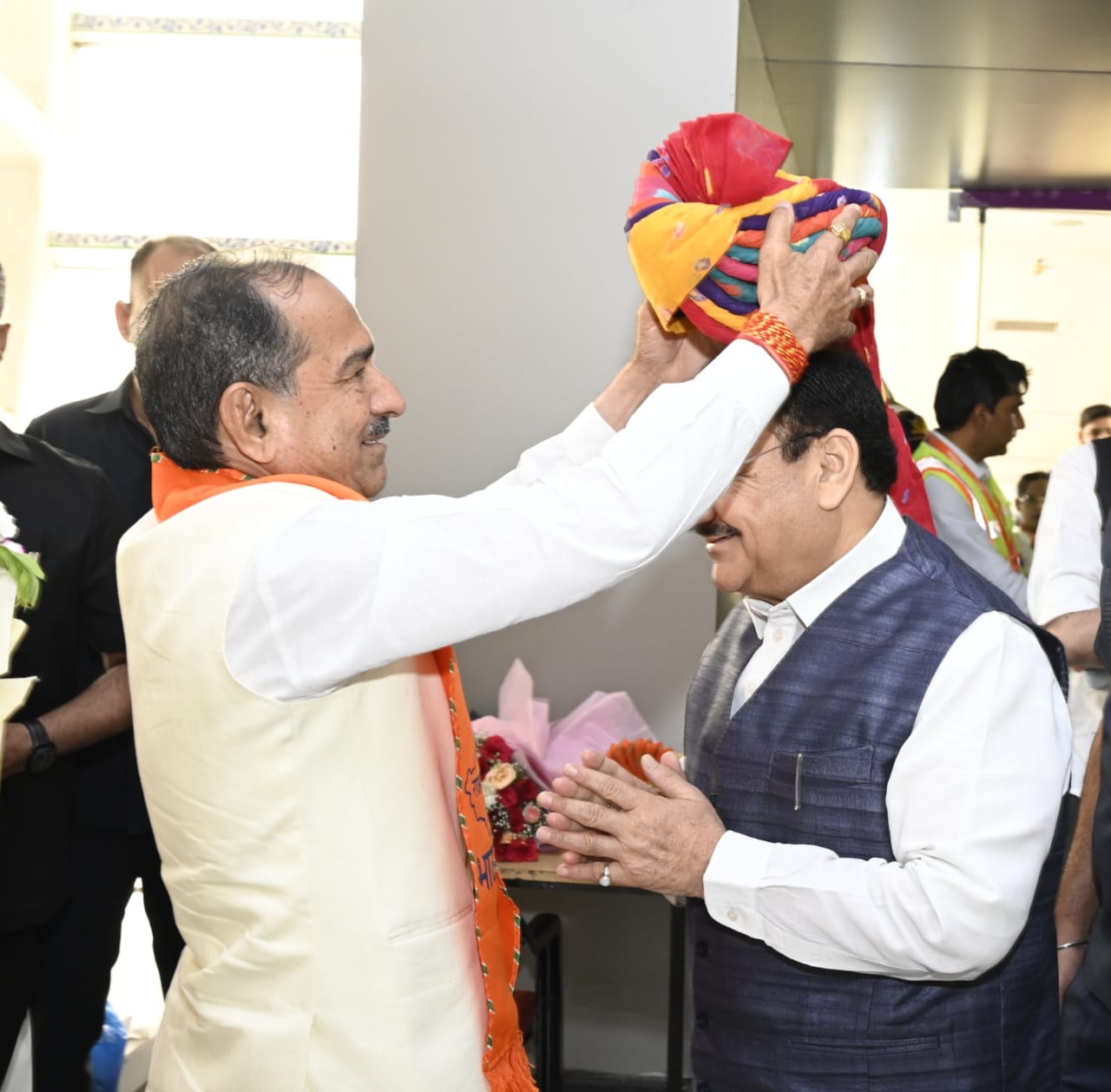 बीजेपी प्रदेशाध्यक्ष मदन राठौड़ ने शनिवार को जयपुर एयरपोर्ट पर साफा पहनाकर भाजपा के राष्ट्रीय अध्यक्ष जेपी नड्डा का स्वागत किया।